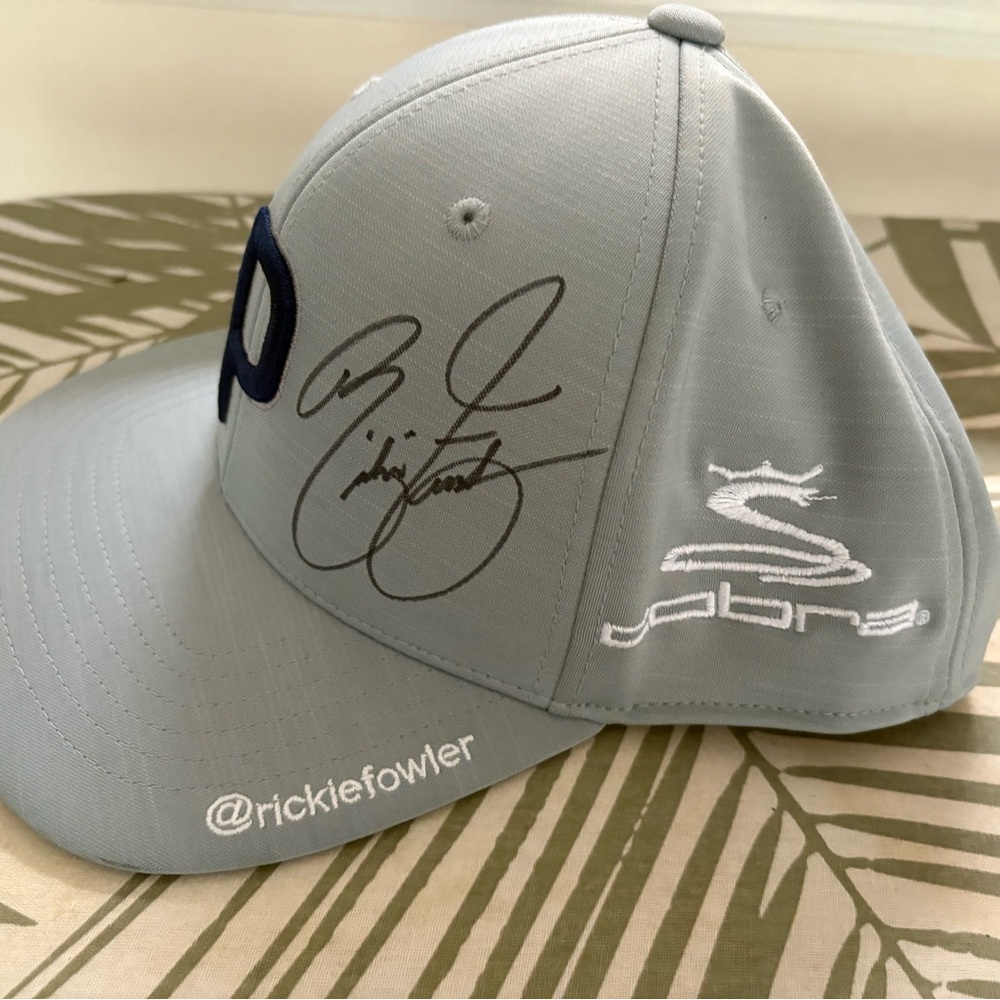 {NEW} Rickie Fowler Golfer Autographed Baseball Hat Gray